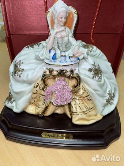 Фарфоровая статуэтка