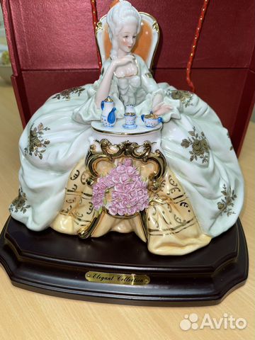 Фарфоровая статуэтка