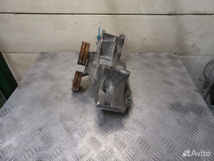 Кронштейн генератора Skoda Octavia Tour BCA