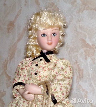 Кукла фарфоровая