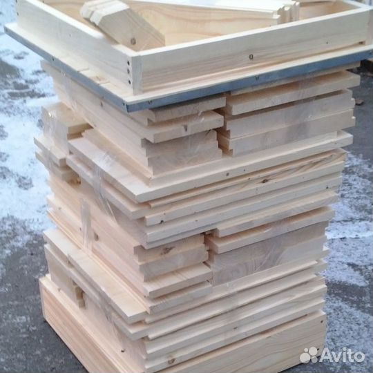 Ульи из дерева в заготовках для последующей сборки