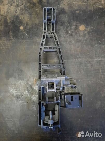 Кронштейн задней правой ручки двери Ford Focus 2