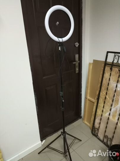 Кольцевая лампа со штативом (б/у)