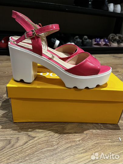 Босоножки женские