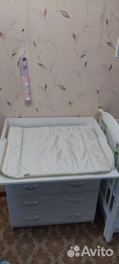 Детская кроватка и комод