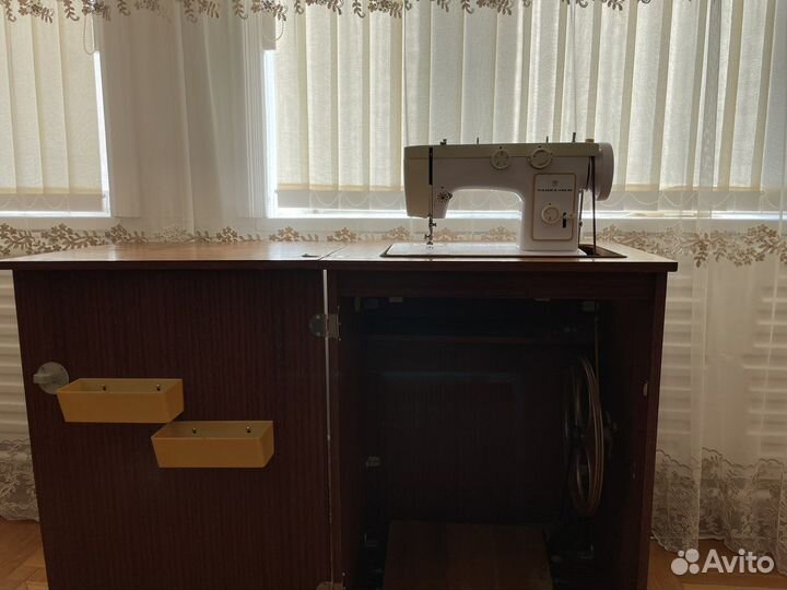 Швейная машина Чайка 142м