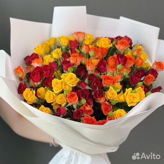 Большой яркий букет из роз