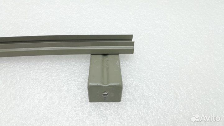 Направляющая стекла двери передняя правая Nissan