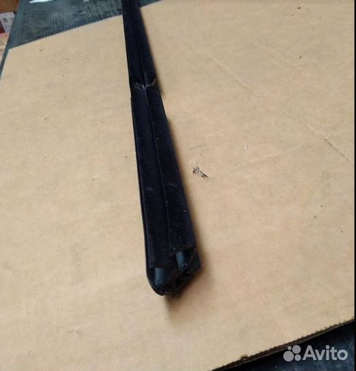 Молдинг двери задней правой toyota avensis 97-03