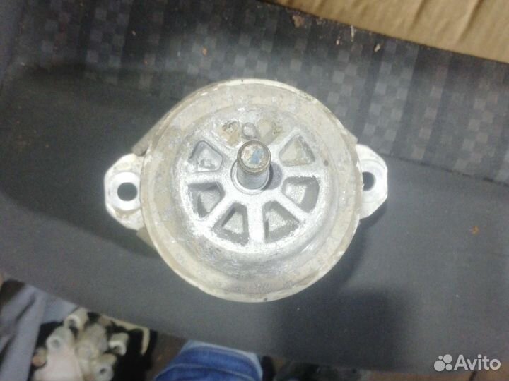 Подушка крепления двигателя Фольксваген Туарег