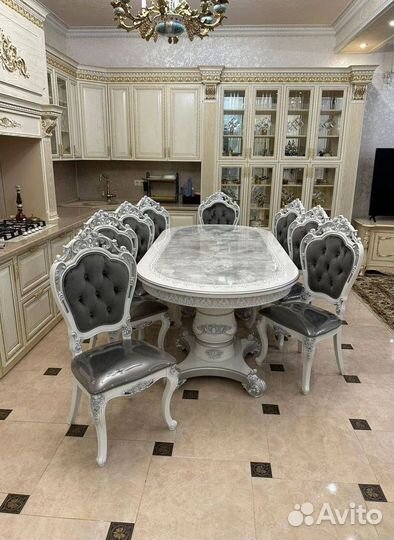 Обеденный стол и стулья