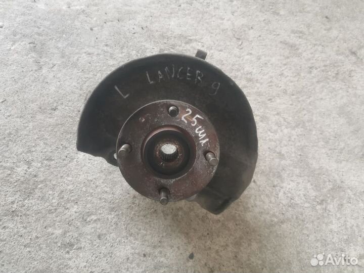 Кулак поворотный передний левый Lancer IX