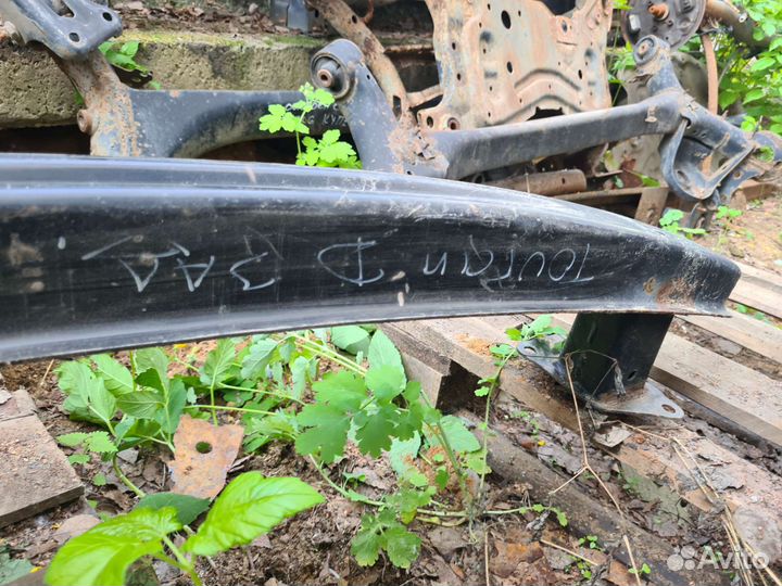 Усилитель бампера Volkswagen Touran 2004