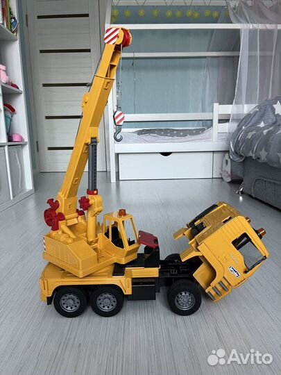 Подъемный кран Bruder MAN