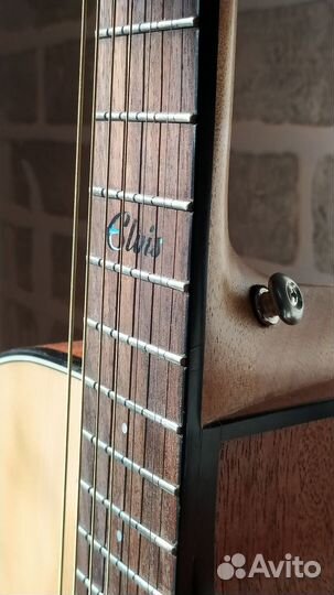 Акустическая гитара