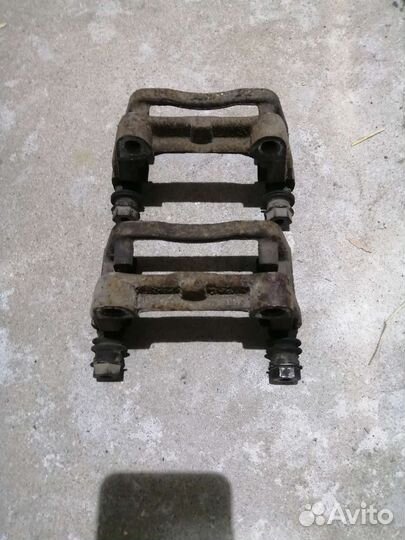 Скоба заднего суппорта опель астра h