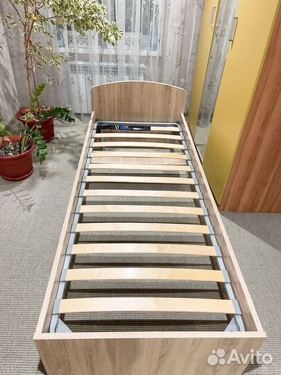 Коовать односпальная с матрацем