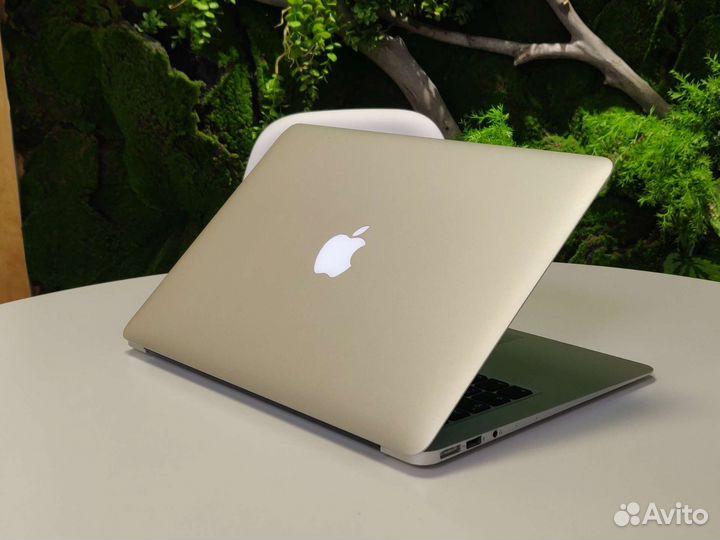 MacBook Air 13 / i7 / 8gb / 256 ssd / новый акб