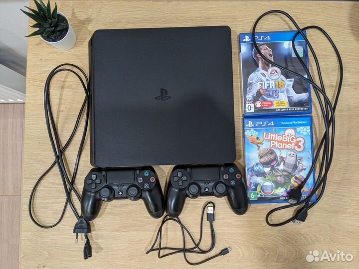 Sony PS4 Slim 1 TB + 2 геймпада и игры