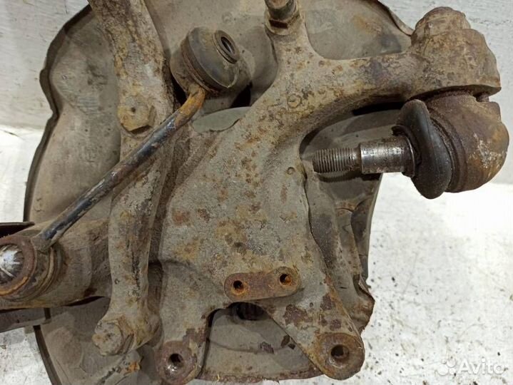 Кулак передний правый