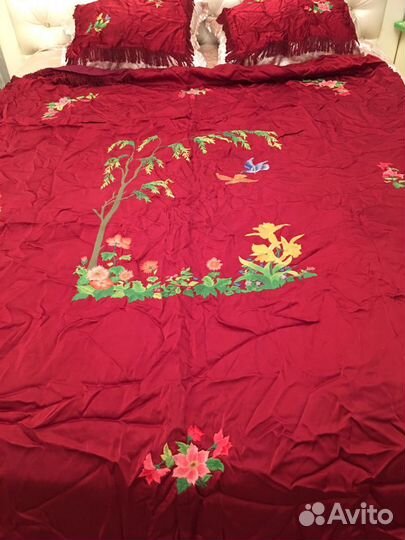 Продаётся комплект Покрывало и две наволочки.цвет