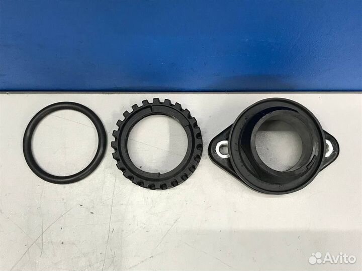 Фиксатор маслозаливной трубки грузовиков Вольво и