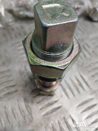 Шпилька ступицы переднего колеса правая Mitsubishi