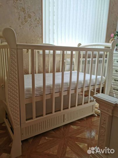 Детская кроватка с маятником