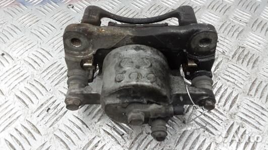 Суппорт тормозной передний левый toyota prius XW30