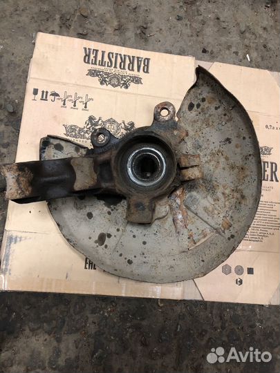 Передний правый кулак ауди 80 Б4