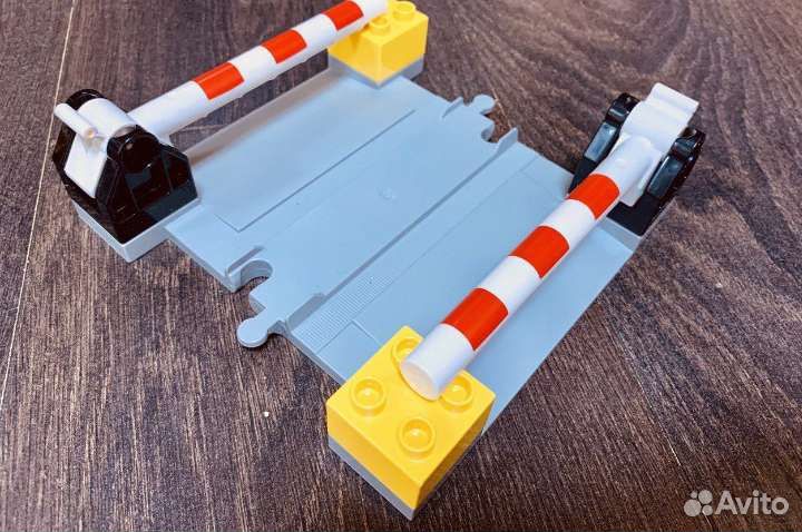 Lego duplo поезд со шлагбаумами
