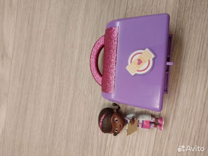 Кукла-фигурка Доктор Плюшева с чемоданом