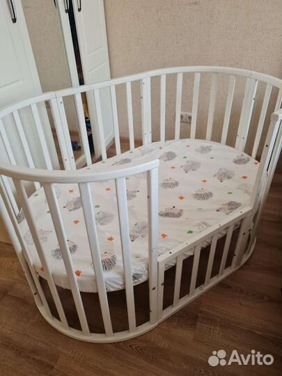 Детская кроватка с маятником