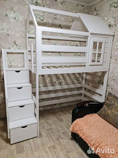 Двухъярусная кровать домик