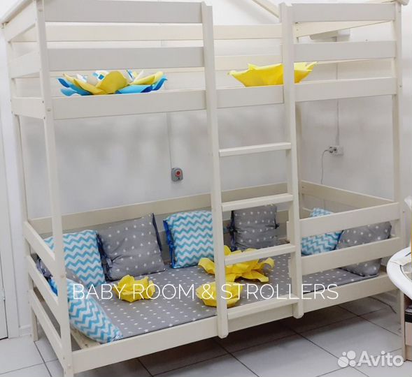 Двухъярусная кровать с лестницей по центру