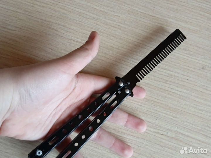 Ножик бабочка но вместо лезвия расческа