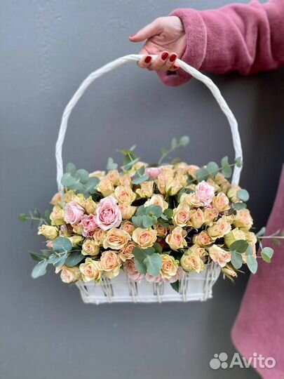 Кустовые розы 25 шт с эвкалиптом в корзинке