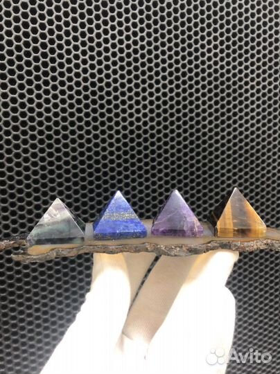 Пирамида флюорит, аметист, лазурит, тигровый