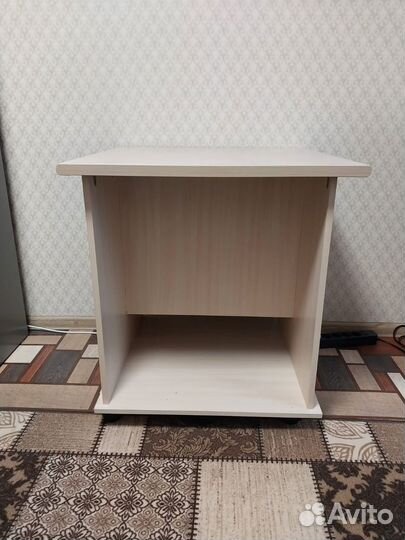 Журнальный столик на колесах