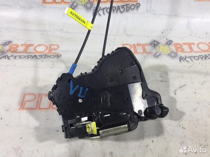 Замок двери передний левый Toyota Avensis (AZT250