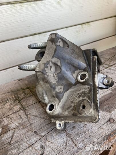 Кронштейн подушки двигателя Ford Focus 3 правый