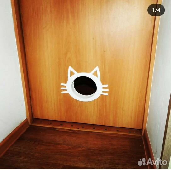 Кормушки, лаз в двери, лежанки