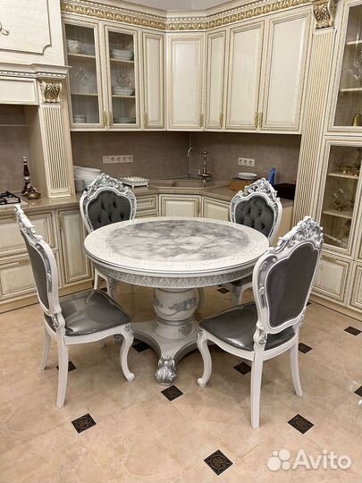 Стол и стулья