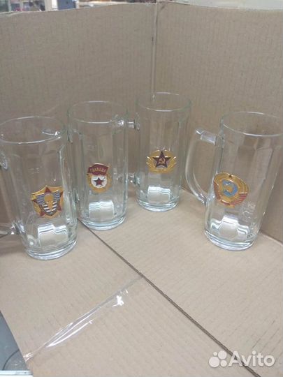 Коллекционные кружки с металлической эмблемой