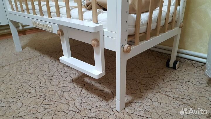 Детская кроватка с маятником фирма 