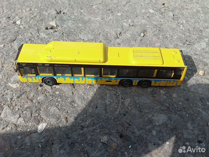 Автобус игрушничный