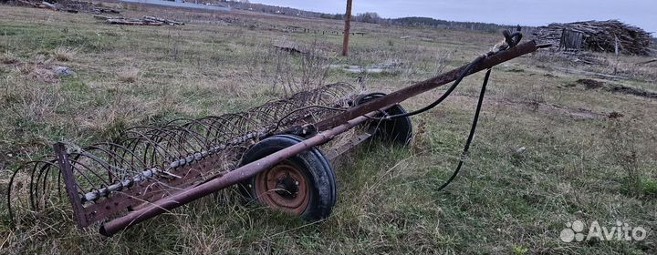 Плуг и грабли на трактор