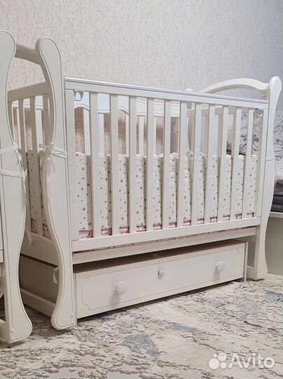 Детская кроватка с маятником