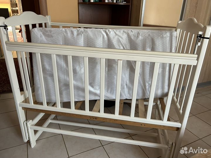 Детская кроватка с маятником