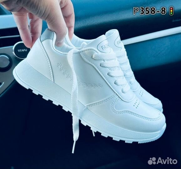 Кроссовки женские белые